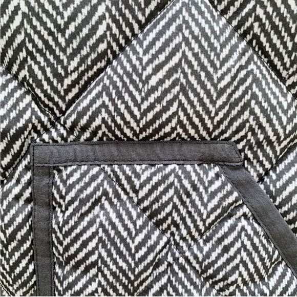 EUC J. Crew sz M zig zag puffer vest Excursion Quilted Black/ White - Picture 5 of 6
